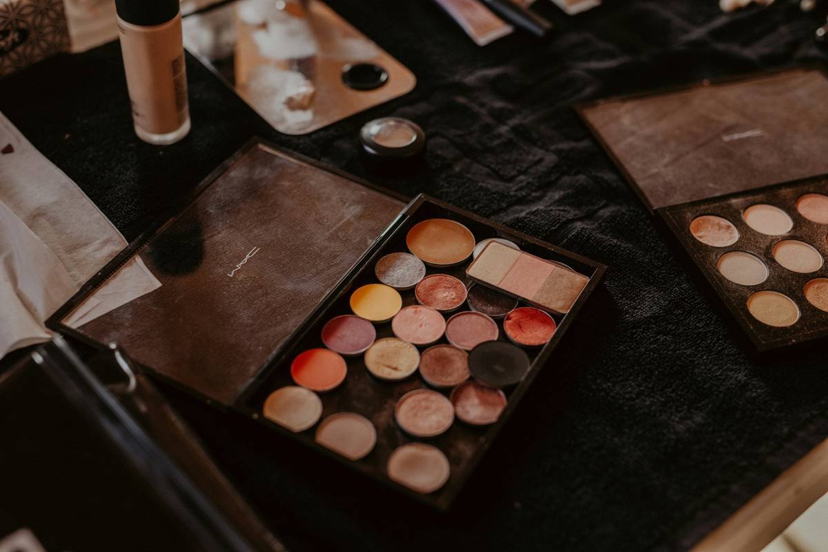 Comparison table: PU leather vs fabric vs mesh for makeup chairs—durability, cleanability, comfort ratings