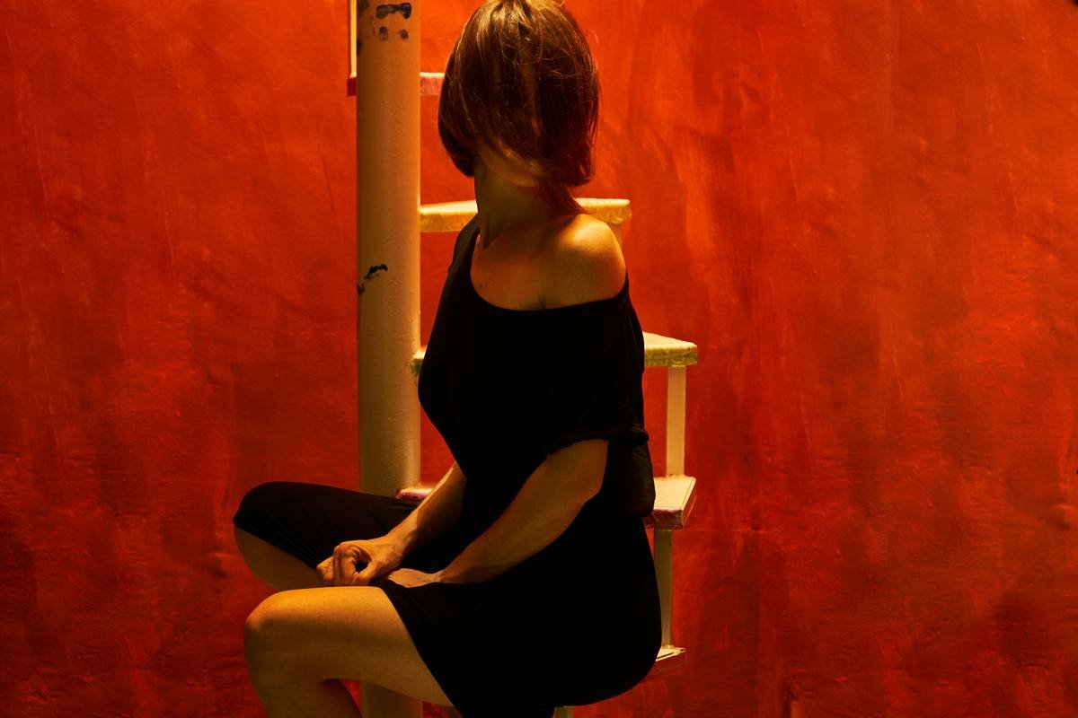 Side-by-side illustration showing poor vs. proper sitting posture at a vanity with labeled spinal alignment differences