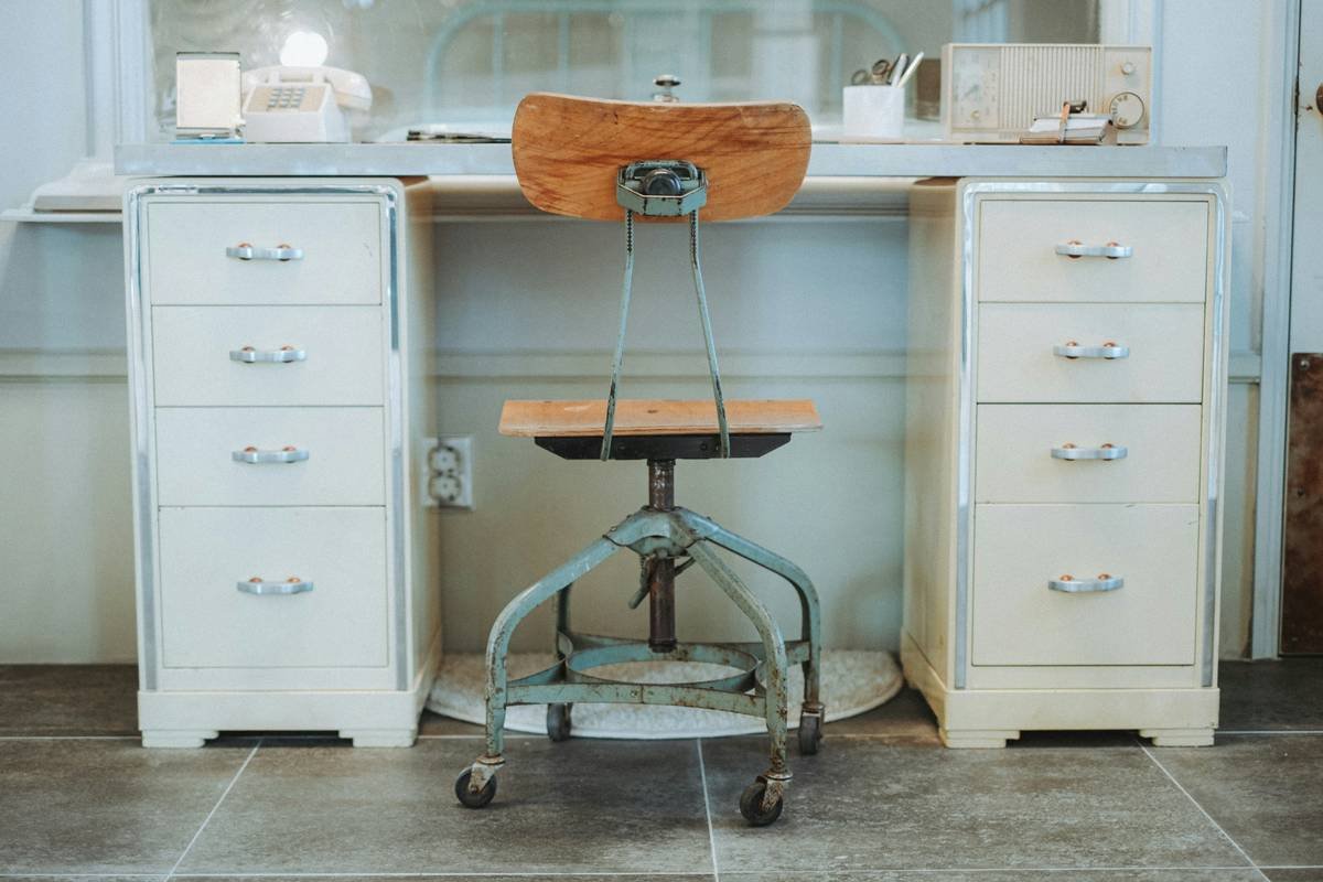 The Ultimate Guide to Choosing the Perfect Makeup Desk Chair (Without Ruining Your Posture or Vibe)
