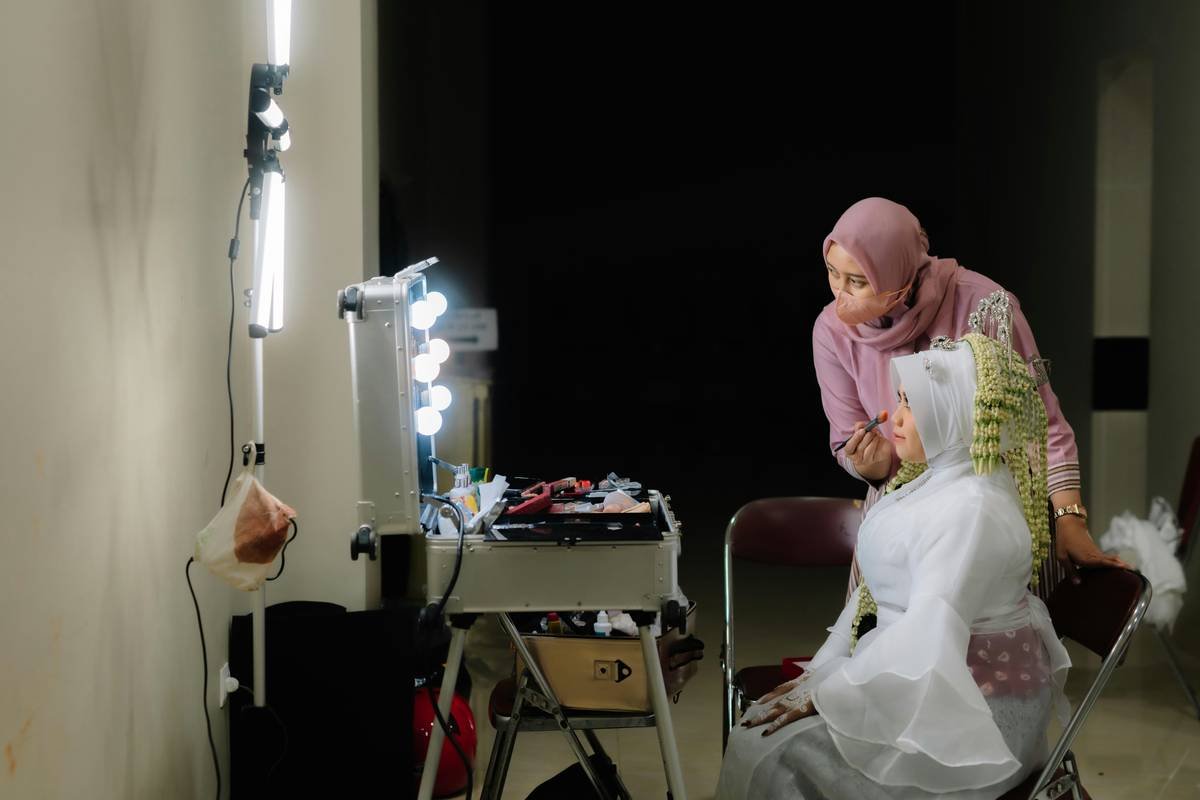 Why Your Makeup Game Deserves an Ergonomic Beauty Seat (And How to Pick the Right One)