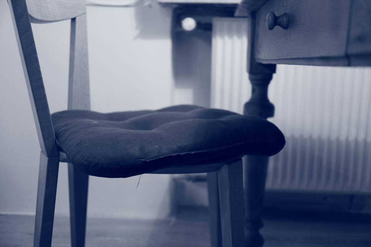Why Your Makeup Routine Sucks (And How Ergonomic Vanity Seating Fixes It)