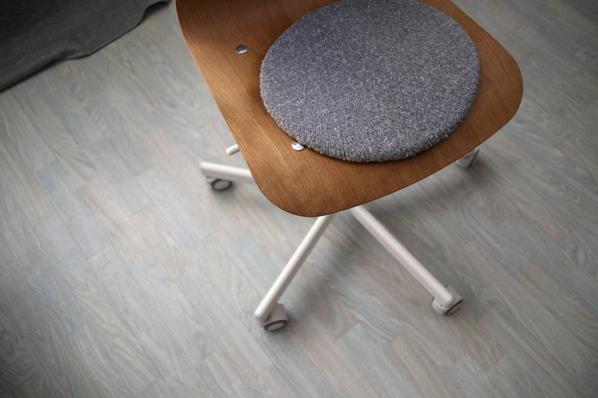 Infographic showing ergonomic benefits of a makeup chair with wheels vs. static stool: reduced neck strain, better posture alignment, and smoother workflow