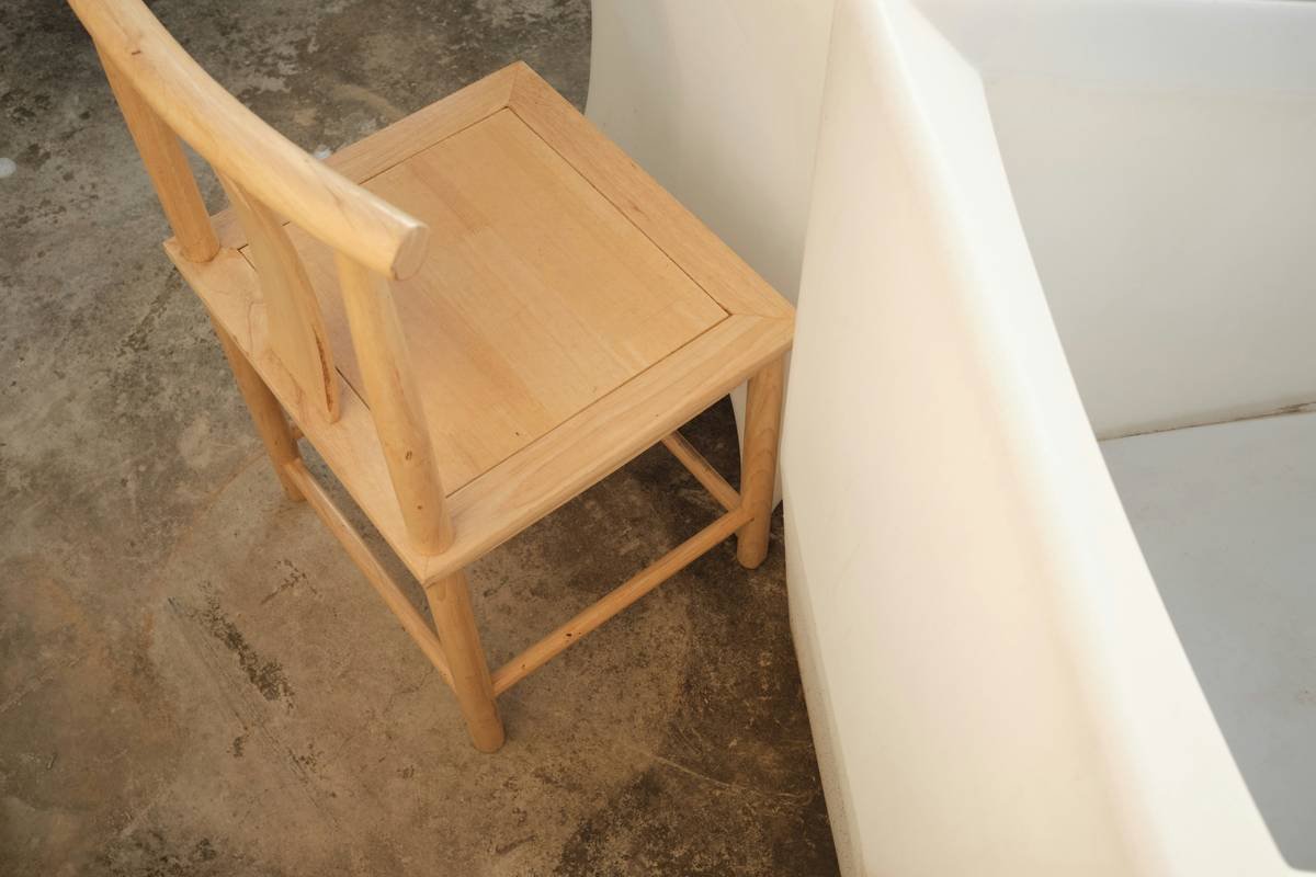 Infographic showing ideal vanity stool dimensions: seat height 16-19 inches, depth 14-16 inches, backless design recommended for mirror access