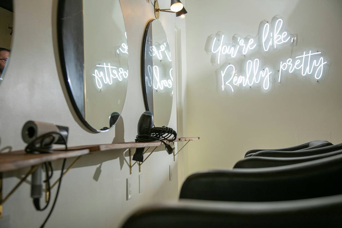 Why Your Makeup Chair Isn’t Just a Chair—It’s Ergonomic Beauty Furniture (And You’re Probably Using the Wrong One)