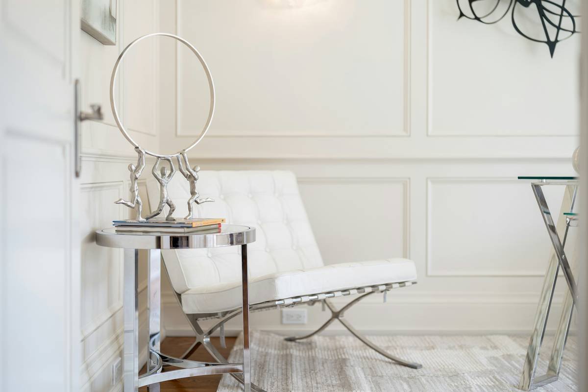 Comparison of three beauty vanity stool types showing base stability, seat depth, and height adjustability features